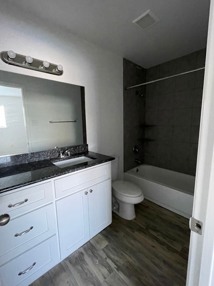 Upstairs Bathroom - 5014 Meandering Ln