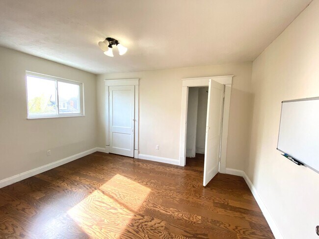 Building Photo - Spacious 4 Bed/1 Bath Home in Beechview-Convenient to Downtown! Available 7/5
