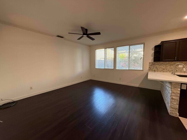Building Photo - Spacious Cresleigh Ranch Home Near Schools...