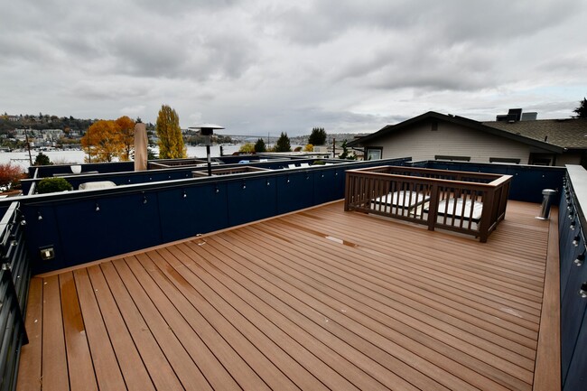 Building Photo - Gorgeous Eastlake Townhome - Stellar Locat...