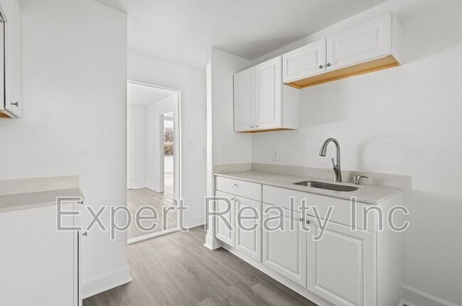 Building Photo - 9036 Beverly Dr N