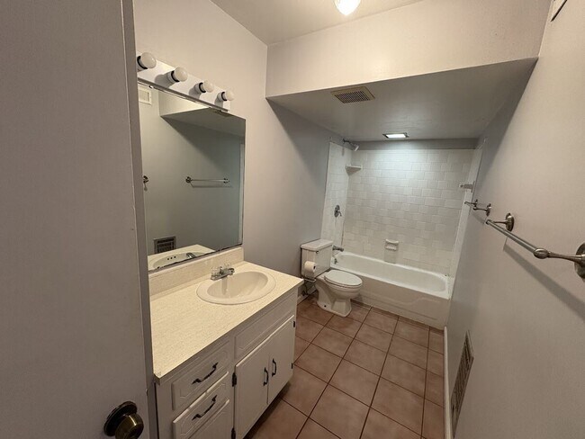 Primary Photo - 4240 Crestview Dr