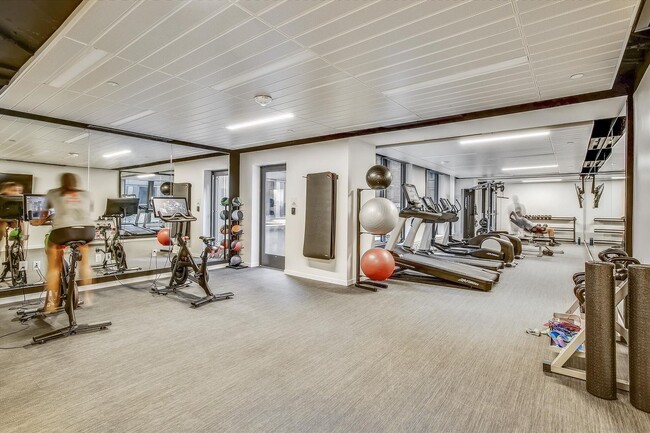 Building Photo - Fabulous 1 Bed/1 Bath condo at The Avidian...