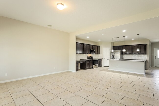 Building Photo - HUGE 4 BEDROOM 3.5 BATHROOM HOUSE- ONLY 7.5 MILES FROM RANDOLPH AIRFORCE BASE