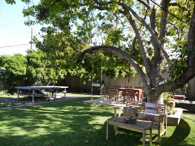 Building Photo - 3bed/1bath  house with PARKING, large back...