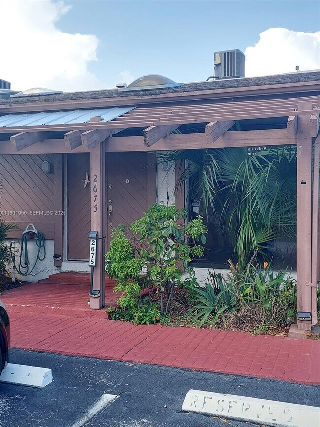 Building Photo - 2675 Parkview Dr S