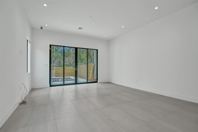 Building Photo - 606 SW 7th Ave