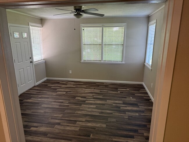 Building Photo - 2/2 Brick Home in Cave City!