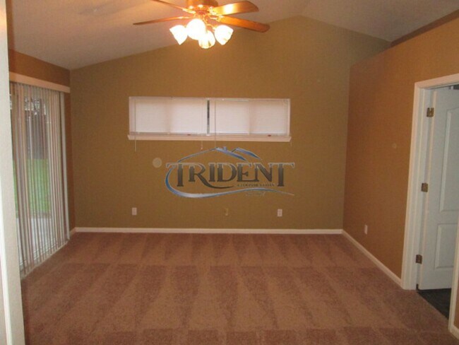 Building Photo - Beautiful Yuba City home on a large lot