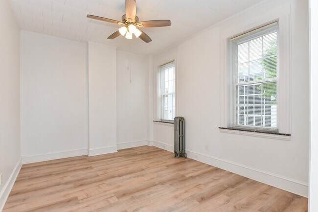 Building Photo - 606 59th St