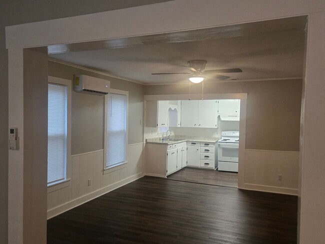 Building Photo - ***Newly remodeled 2/1*** located in the heart of Mineral Wells, TX minuets from Downtown