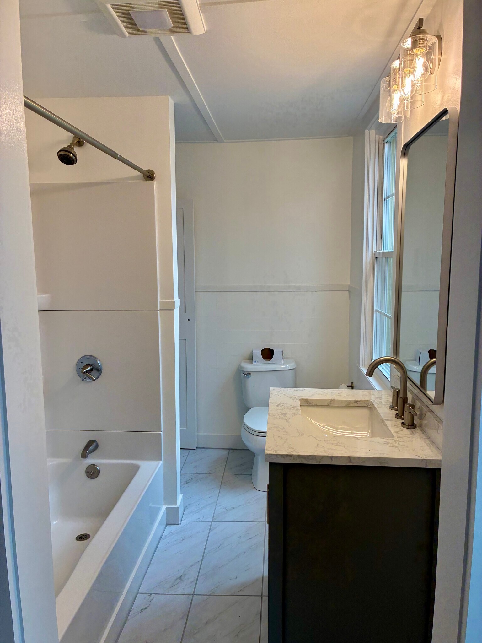 Building Photo - 142 Main St