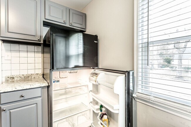 Building Photo - 222 W 31st St