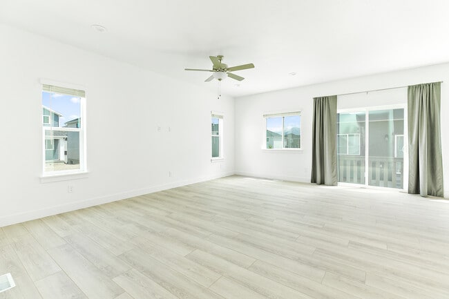 Building Photo - 4728 E Lake Corner Dr