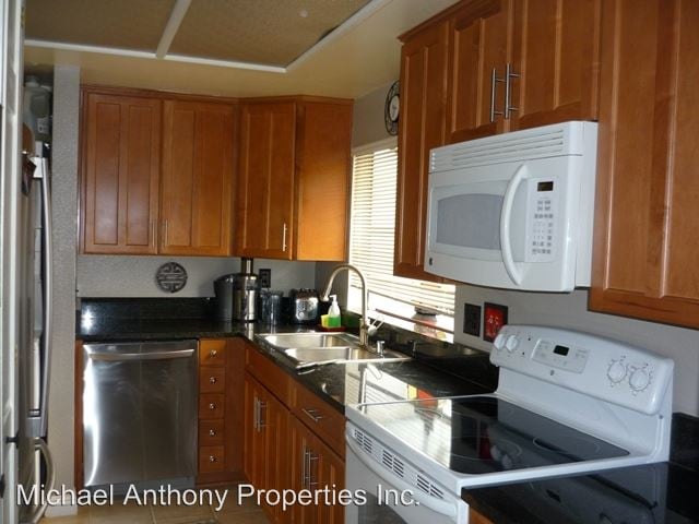 Building Photo - 3661 Avocado Village Ct