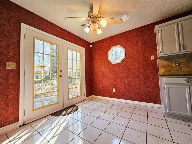 Building Photo - 2825 Binghampton Ln