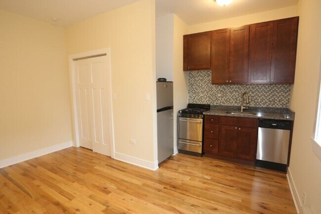 Building Photo - 4349 N Damen
