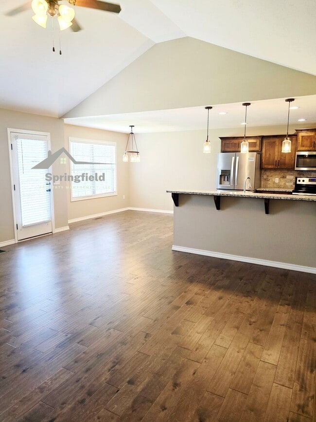 Building Photo - Republic -Newer w/ 3 Car Garage - Close To Republic High School
