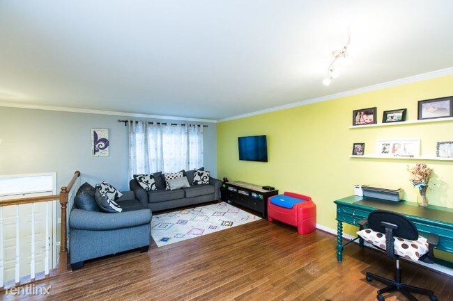 Building Photo - 3 br, 2.5 bath Townhome - 7111 Bradshaw Ct E