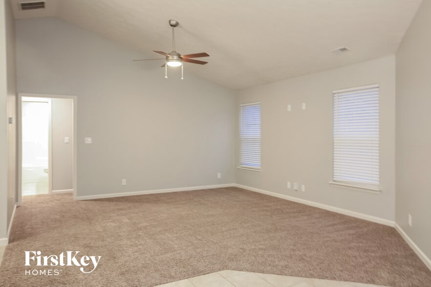 Building Photo - 900 Foxglove St