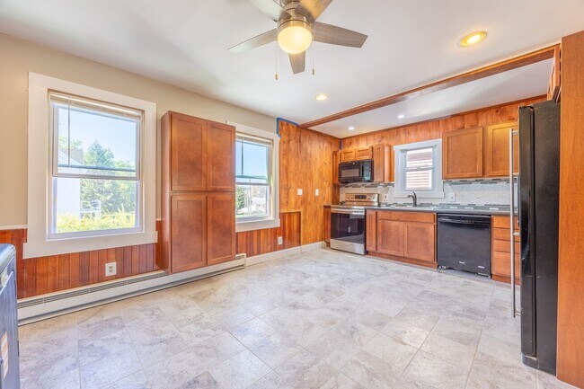 Building Photo - Available Now! Spacious 3-Bedroom Duplex in Griswold