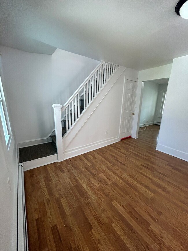 Building Photo - Lovely 4 Bedroom Single Family House in Neptune!