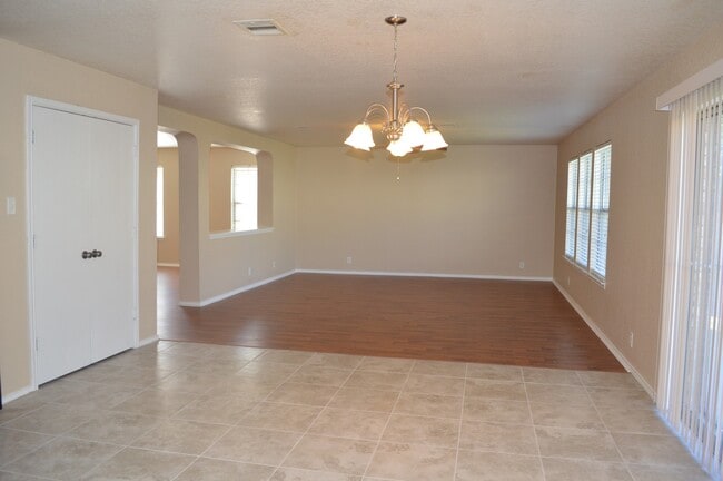 Building Photo - Newly remodeled 3 bed 2 bath