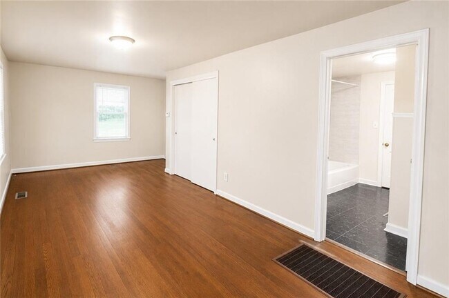 Building Photo - 1360 Cunningham Rd SW