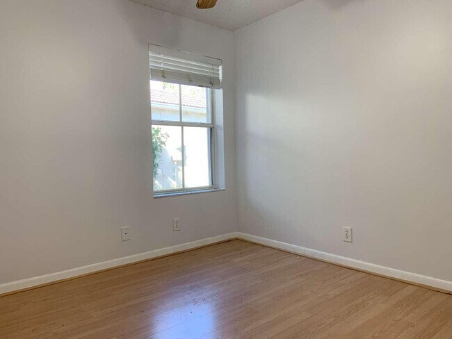 Building Photo - 856 Stanton Dr