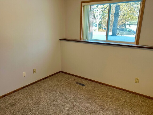 Building Photo - 3 Bed 1 Bath New carpet and paint!