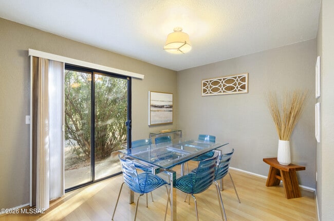 Building Photo - 5051 N Sabino Canyon Rd