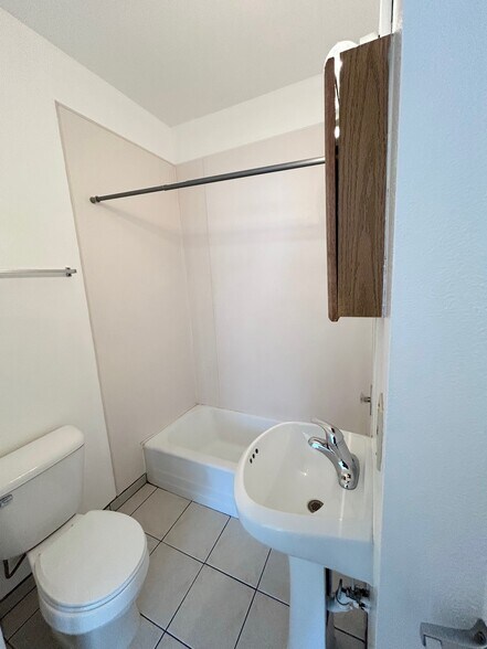 unit #5: Bathroom - 454 S 500 E