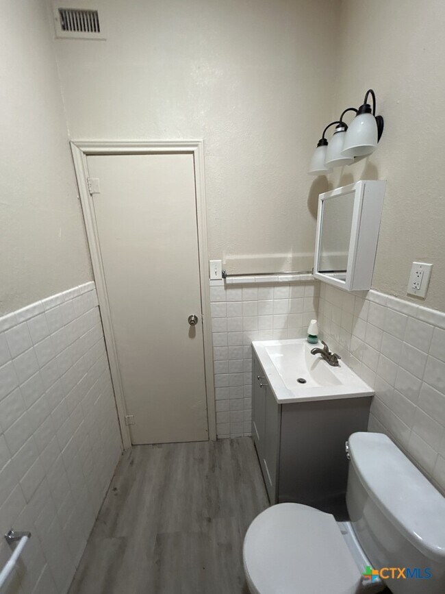 Building Photo - 912 Southside Dr