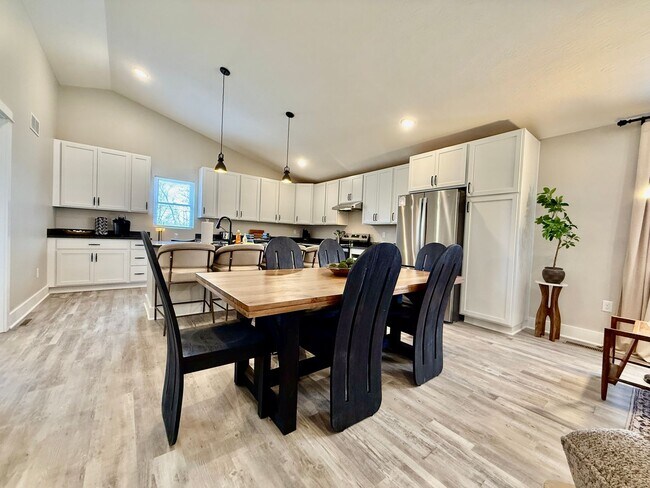 Building Photo - New 5BR Retreat With Hot Tub 2 Living Areas WC, OH