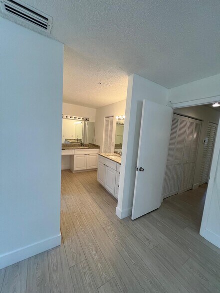 Building Photo - 1060 SW 111th Way