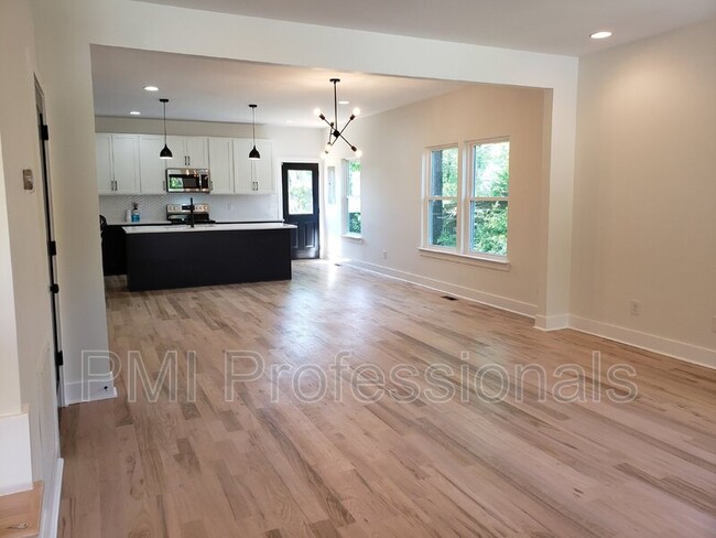 Building Photo - 215 Eisenhower Dr