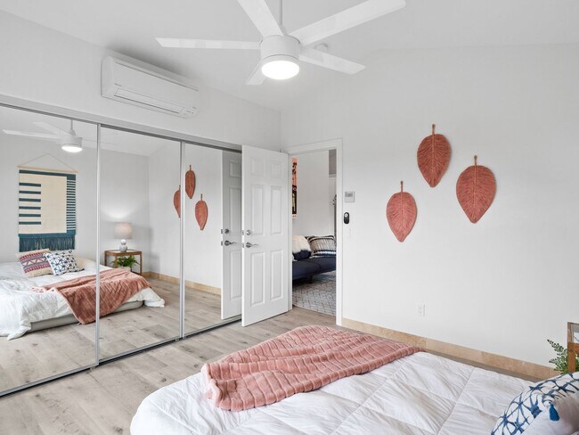 Building Photo - Modern & Gorgeous Private 2 BD / 1 BA Uppe...