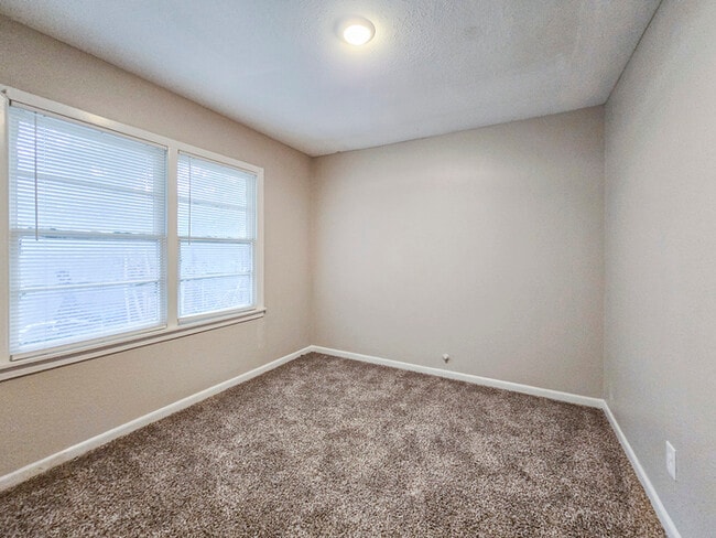Building Photo - 601 Brookfield Dr
