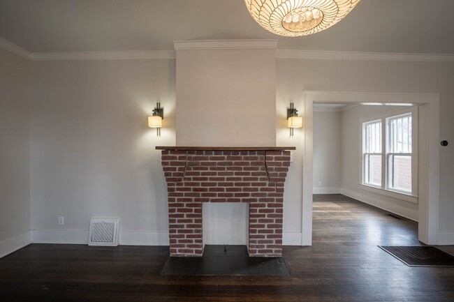 Building Photo - Gorgeous 3 Bed 2 Bath In Quiet Neighborhood