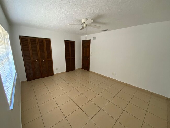 Building Photo - Beautiful, 1/2 of duplex close to I-4