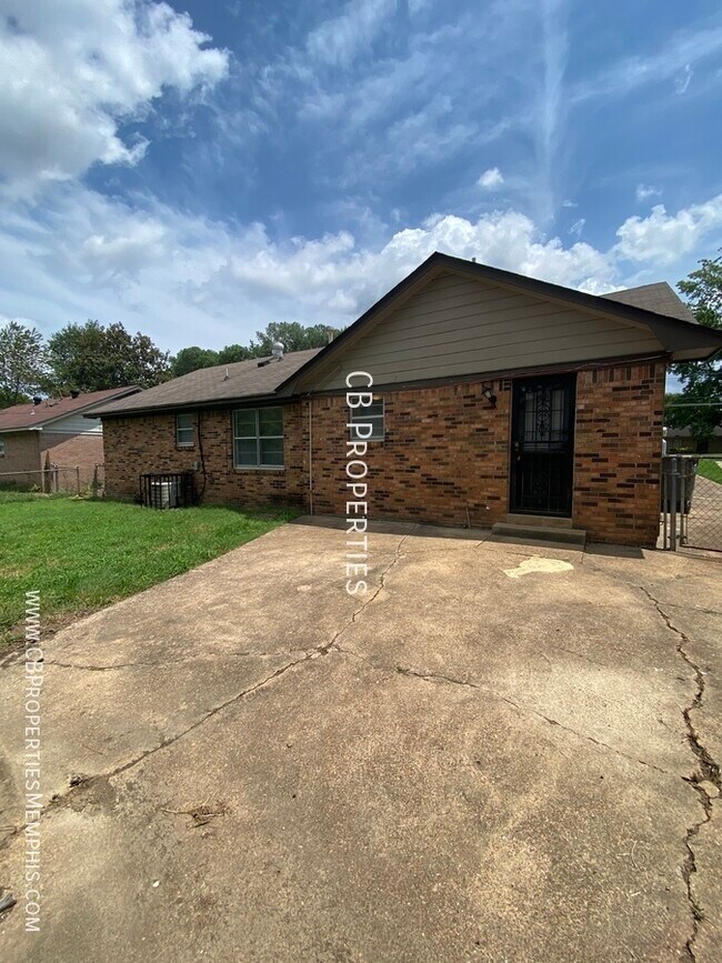 Building Photo - 3 Bed and 1.5 Bath Home