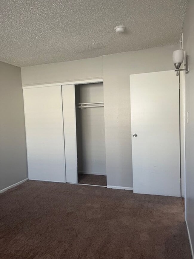 Building Photo - 725 Lilly Ln