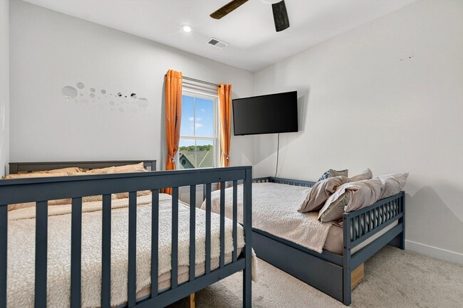 Building Photo - Luxurious 3 Bed 2.5 Bath Townhome In Beautiful Foster's Glen