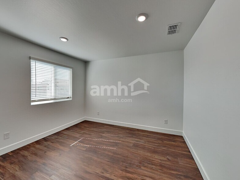 Building Photo - 17129 W Golden Ln