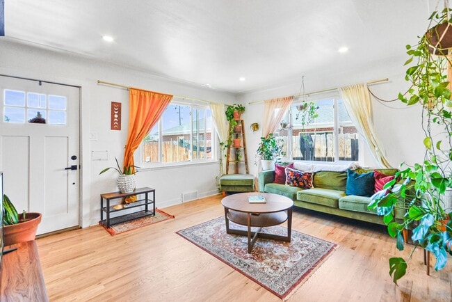 Building Photo - 2Bed/1bath beautiful Home close to City Park