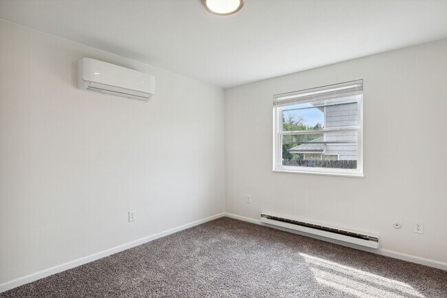 Building Photo - 1421 Spruce Ave