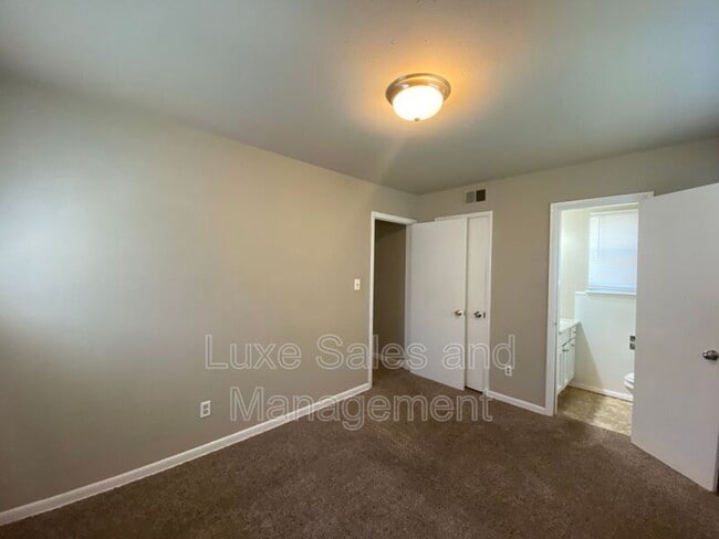 Building Photo - 406 W Douglas Dr