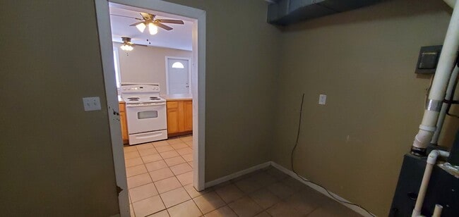 Building Photo - 3 Bedroom with open living room/kitchen/dining area, all on one floor including laundry!