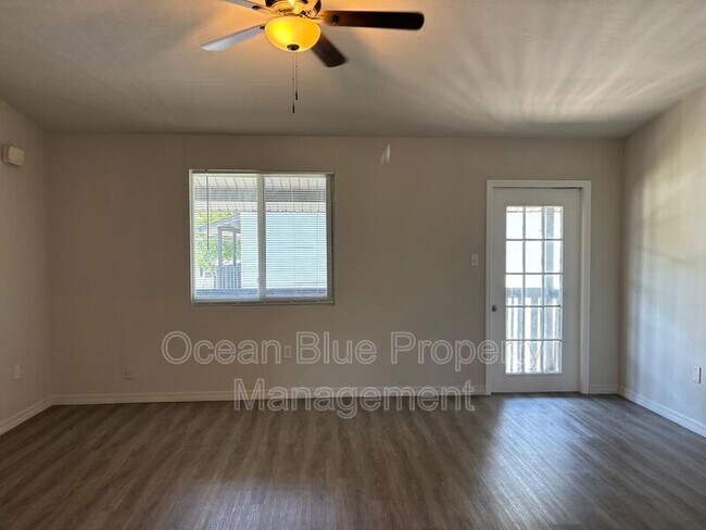 Building Photo - 3754 Lora St