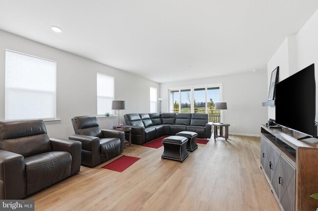 Building Photo - 615 Clover Ln